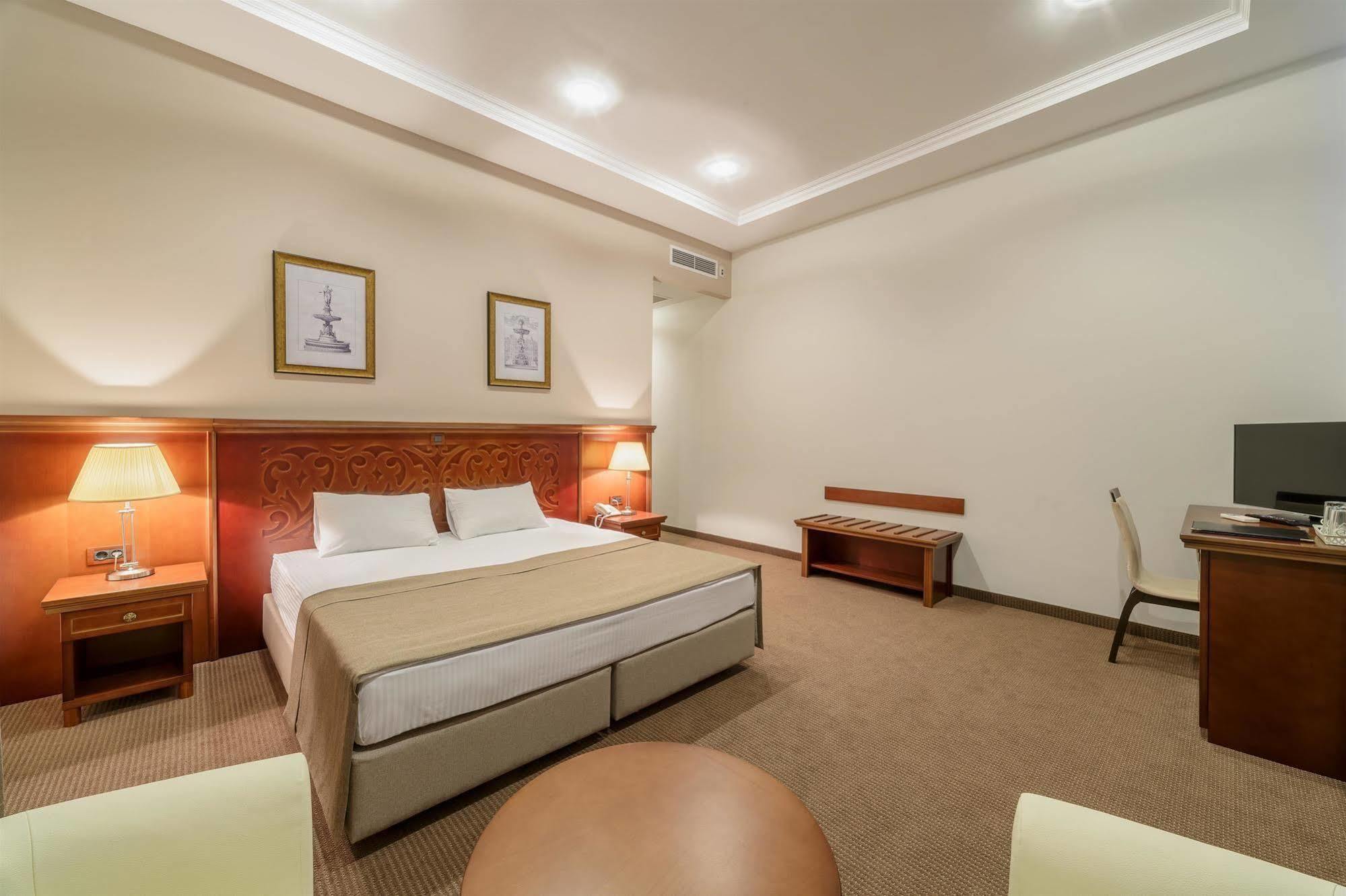 Alarus Luxe Hotel Odesa Exterior foto