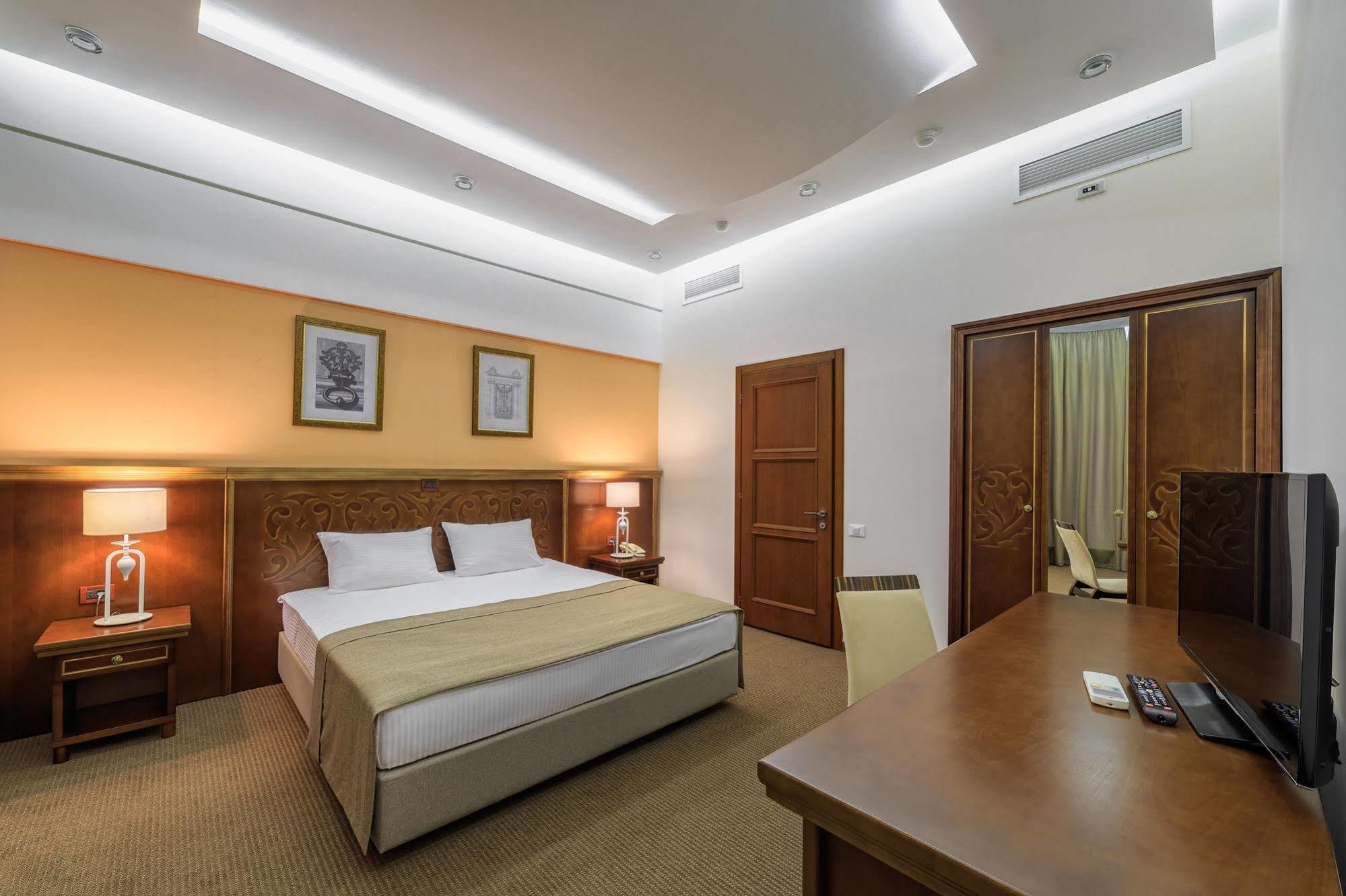 Alarus Luxe Hotel Odesa Exterior foto